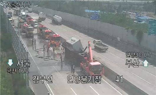 19일 오후 2시 26분께 경부고속도로 언양분기점(JC) 부근에서 발생한 트럭 화재로 서울 방향 상행선이 전면 통제되고 있다. 한국도로공사 홈페이지