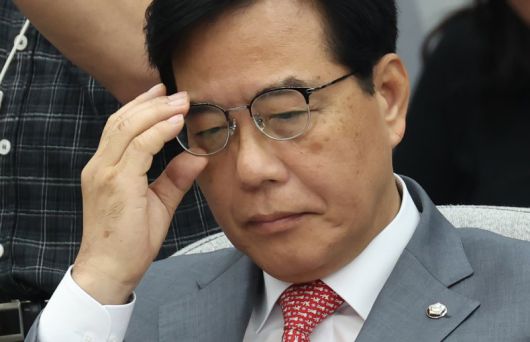 송언석 국민의힘 원내대표가 19일 서울 여의도 국회에서 열린 정보위원회의 이종석 국가정보원장 후보자 인사청문회에서 안경을 고쳐 쓰고 있다. 사진=뉴시스