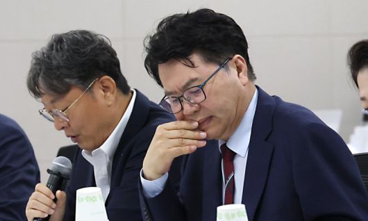 이한주 국정기획위원회 위원장(오른쪽)이 19일 오전 정부세종컨벤션센터에서 열린 국정기획위원회 산업통상자원부 업무보고에 참석해 제출된 자료를 보고 있다. 뉴스1