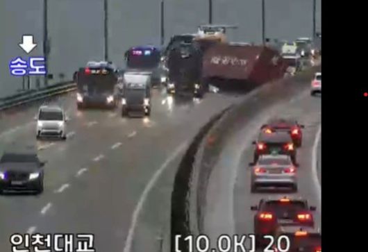 20일 오후 5시 2분쯤 인천대교 인천공항에서 송도방향 9.7㎞ 지점에서 화물차에 실려있던 컨테이너가 떨어지는 사고가 발생했다. /사진=뉴스1