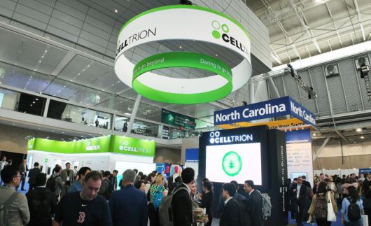 바이오USA 2025 행사장 내에 설치된 셀트리온 단독 부스에 참가자들이 모여 있다. 셀트리온 제공