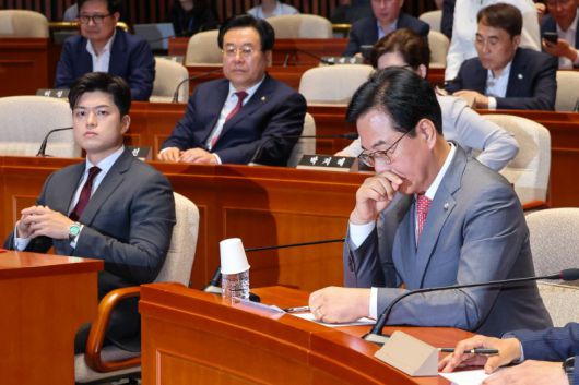 김용태 국민의힘 비상대책위원장(앞줄 왼쪽), 송언석 원내대표가 20일 오전 서울 여의도 국회에서 열린 비리백화점 이재명 정부 인사청문회 대책 긴급의원총회에 자리하고 있다. 사진=뉴스1