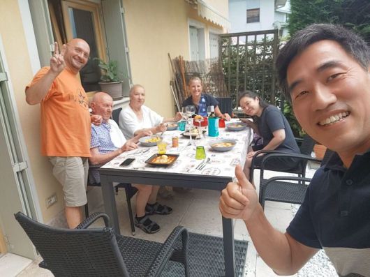 스테파노 가족들과 즐거운 식사. 사진=김태원(tan)