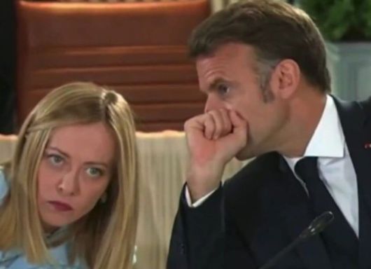 에마뉘엘 마크롱 프랑스 대통령 귓속말을 듣는 조르자 멜로니 이탈리아 총리. 사진=엑스 캡처