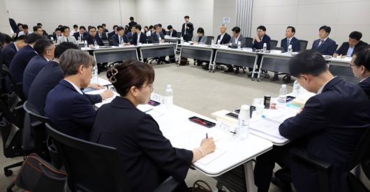 [세종=뉴시스] 강종민 기자 = 이한주 국정기획위원장이 지난 18일 세종시 정부세종컨벤션센터에서 열린 경제1분과 기획재정부 업무보고에서 발언하고 있는 모습. 2025.06.18. ppkjm@newsis.com /사진=뉴시스