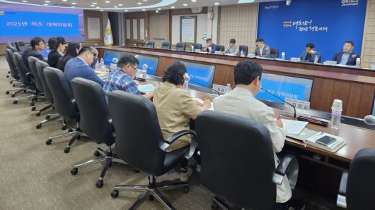 전남도가 올여름 적조 피해 제로화를 위해 지난 19일 도청에서 '2025년 적조 대책위원회'를 열어 방제 대책을 점검했다. 전남도 제공