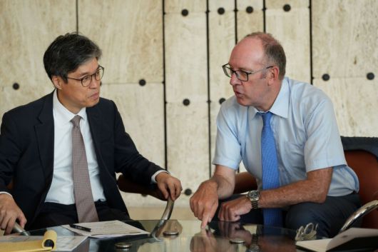 OECD 통계정책위원회에 참석한 허승철 통계청 기획조정관(왼쪽)이 스티브 맥필리 OECD 통계데이터국장과 면담하고 있다. (사진 = 통계청 제공) 뉴시스