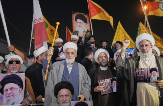 이라크 시아파 성직자들이 지난 19일 이라크 바그다드에 있는 미국 대사관 앞에서 이란 최고 지도자 아야톨라 알리 하메네이의 초상화를 들고 이스라엘의 이란 전역 여러 도시 공격에 항의하는 시위를 벌이고 있다. AP 연합뉴스