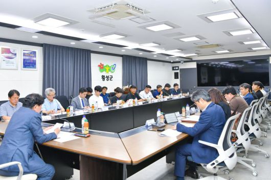 횡성 이모빌리티 페스타 추진협의체 회의가 20일 군청 소회의실에서 김명기 횡성군수 등이 참석한 가운데 열렸다. 횡성군 제공