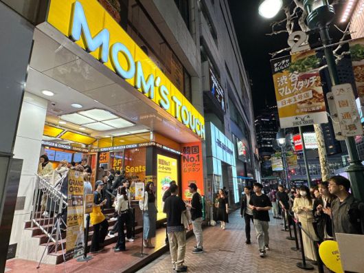 시부야 맘스터치 1호점에 들어가기 위해 고객들이 줄을 서고 있다. 사진=김경민 도쿄특파원