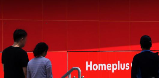 인천 미추홀구 홈플러스 인천숭의점 매장에서 시민들이 개점 시간에 맞춰 입장하고 있다. 뉴스1