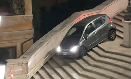 이탈리아 로마의 관광 명소 '스페인 계단(Spanish Steps·Scalinata di Trinità dei Monti)' 위를 차량으로 주행한 80대 노인이 현지 경찰에 붙잡혔다. 운전자는 새벽 출근 중에 길을 잘못 들어섰다고 진술한 것으로 알려졌다. 검사 결과 술이나 약물에 취한 상태는 아니었던 것으로 확인됐다. 경찰은 해당 남성을 입건하고 정확한 경위를 조사 중이다. 출처 : @La Vita di Sowad *재판매 및 DB 금지 /사진=뉴시스