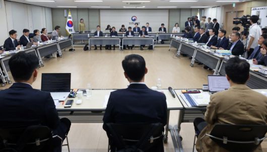 홍창남 국정기획위원회 사회2분과위원장이 20일 오전 경기 과천시 정부과천청사 방송통신위원회(방통위)에서 열린 국정기획위원회 방통위 업무보고에서 모두 발언을 하고 있다.뉴스1