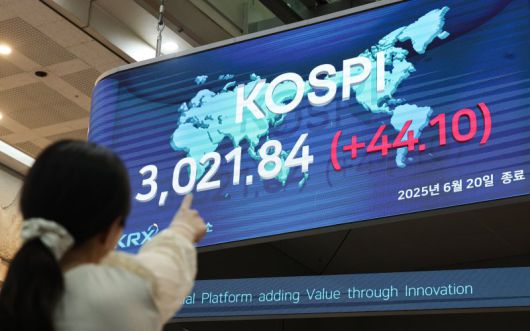 20일 오후 서울 여의도 한국거래소 서울사무소 마켓스퀘어에 지수가 표시돼 있다코스피가 전 거래일보다 44.1포인트(1.48%) 오른 3021.84에 마감했다. 코스피가 3000선에 오른 건 지난 2022년 1월 이후 3년 5개월여 만이다. 뉴시스