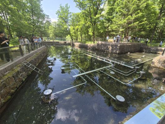 지난 16일 농심이 중국 백산수 공장 가동 10주년을 맞아 언론에 공개한 백산수 수원지인 '내두천'의 모습. 내두천은 백두산 청정원시림 보호구역(2100㎢) 내에 위치해 있다. 사진= 김서연기자                                      농심 백산수 공장 전경. 농심 제공