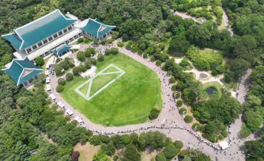 지난 15일 서울 종로구 청와대를 찾은 관람객들이 입장하기 위해 대기해 있다. /사진=연합뉴스
