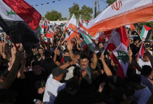 이란 외교장관이 21일(현지시간) 이란이 핵 프로그램을 제한하는 대신 서방은 이란 제재를 푸는 2015년식 핵합의로 복귀할 수 있다고 밝혔다. 이날 이라크 수도 바그다드의 시아파 거주 지역인 카지미야에서 이란을 지지하는 시위가 벌어지고 있다. AP 연합