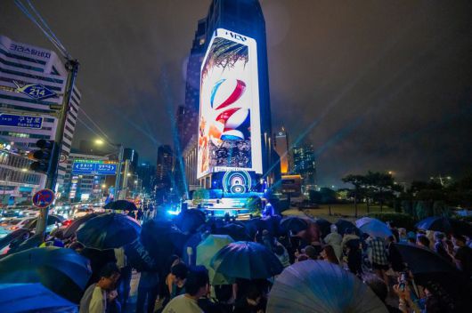 지난 20일 오후 8시 해운대해수욕장과 구남로가 이어지는 곳에 위치한 '그랜드 조선' 벽면 미디어 점등식에 몰려든 인파들이 DJ 공연 등을 관람하며 즐거운 시간을 보냈다. 조선호텔앤리조트 제공                                     지난 20일 오후 8시 해운대해수욕장과 구남로가 이어지는 곳에 위치한 '그랜드 조선' 벽면 미디어 점등식에 몰려든 인파들이 DJ 공연 등을 관람하며 즐거운 시간을 보냈다. 조선호텔앤리조트 제공