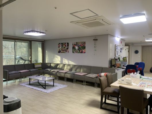 서울시는 지난해부터 진행한 ‘거주시설 장애인 지역사회 동참 활동 지원 시범사업’을 통해 장애인들이 지역사회와 소통하며 자기 결정권을 확보하고 취업 등 경제활동을 통해 자립역량을 높일 수 있도록 한다. 서울시가 지난 해 3월 발표한 '장애인 시설 환경 및 운영 개선 정책'을 통해 가정형으로 개선한 장애인 거주시설. 서울시 제공