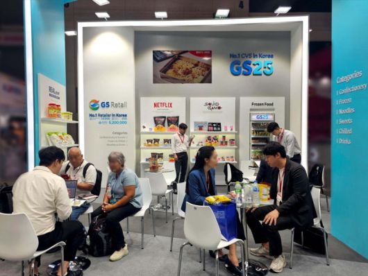 GS25 직원들이 지난달 27일부터 태국 현지에서 진행된 '타이펙스 2025'의 현장 부스에서 수출 상담을 진행하고 있다. GS리테일 제공