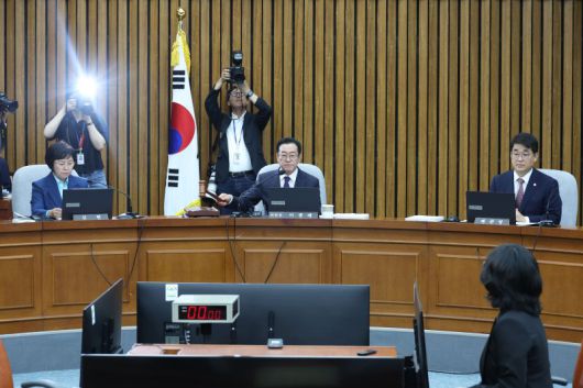 18일 오후 서울 여의도 국회에서 열린 국무총리 임명동의에 관한 인사청문특별위원회 전체회의에서 이종배 위원장이 의사봉을 두드리고 있다. 사진=뉴스1