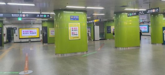 지난 16일 서울지하철 6호선 합정역 내에 팬덤 광고들 대신 광고모집 안내문이 게시돼있다. 사진=최승한 기자