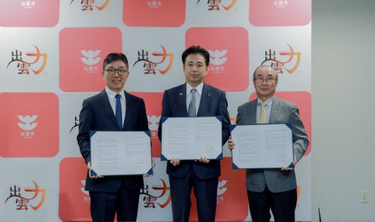 김유원 네이버클라우드 대표(왼쪽부터), 이이즈카 토시유키 이즈모시장, 와타나베 에이지 사회복지법인 이즈모시 사회복지협의회 회장이 협약식을 마친 뒤 기념촬영을 하고 있다. 네이버클라우드 제공