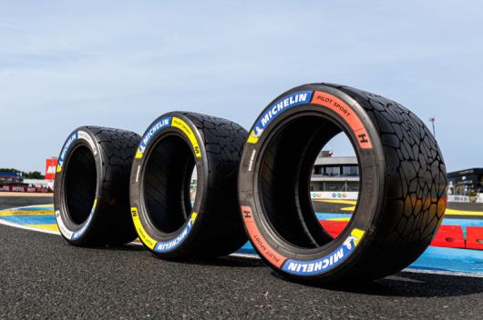 2025 르망 24시에 공급된 하이퍼카 타이어 ‘미쉐린 파일롯 인듀어런스’. 사진=미쉐린 제공                                    2025 르망 24시 현장 이미지. 사진=미쉐린 제공