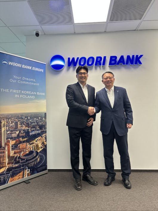 지난달 유럽우리은행 폴란드지점을 방문한 정진완 우리은행장(오른쪽)이 한국수자원공사 안정환 UKR재건추진단장과 미팅을 가진 뒤 악수하고 있다. 우리은행 제공