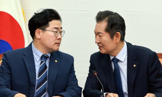 정청래-박찬대 더불어민주당 최고위원이 22일 서울 여의도 국회에서 열린 최고위원회의에서 대화하고 있다. 뉴시스