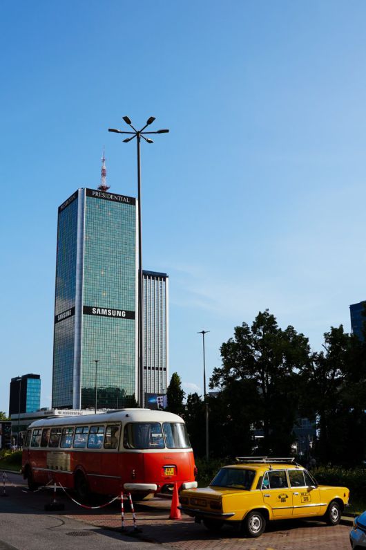 폴란드의 수도 바르샤바 중앙역 인근의 프레지덴탈 호텔 가운데에 삼성 로고가 새겨져 있다. 바로 옆 전광판에는 갤럭시 스마트폰 광고가 송출되고 있다. 사진=박문수 기자