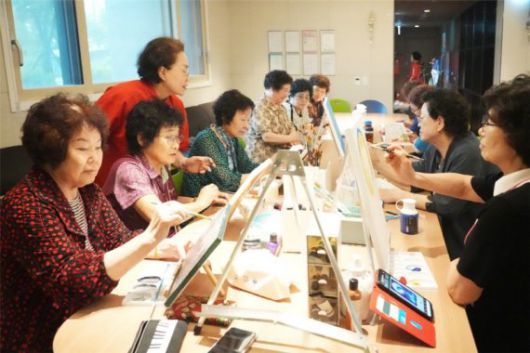 <시니어 클럽 미술 동아리 작업 모습>