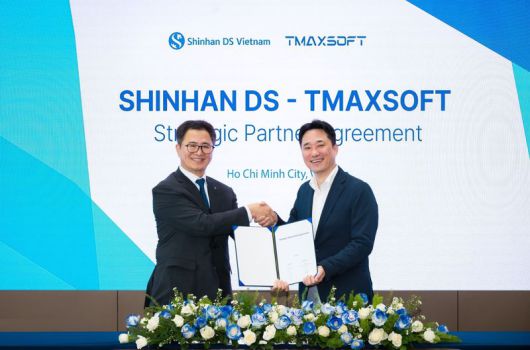 티맥스소프트 사업대표 이형용 사장(오른쪽)과 신한DS 민복기 대표가 베트남 현지에서 동남아시아 DX 사업 협력을 본격화하는 전략적 파트너십을 체결하고 기념촬영을 했다. 티맥스소프트 제공
