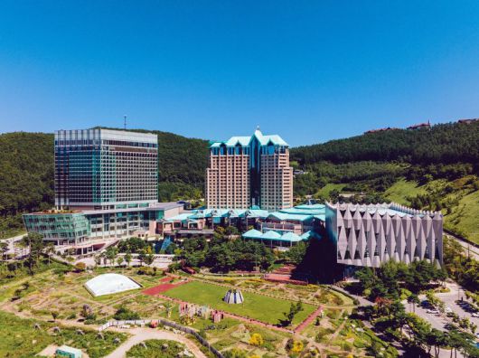 강원랜드 전경                                    폐전기전자기기 기부 캠페인에 참여한 강원랜드 임직원들. 강원랜드 제공