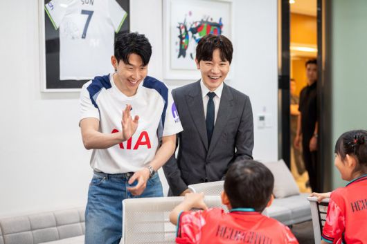 AIA생명 홍보대사인 손흥민 선수(왼쪽 첫번째)가 지난 21일 서울 중구 AIA타워에서 소아암 아동을 위한 '꿈 멘토링'을 진행하고 있다. AIA생명 제공