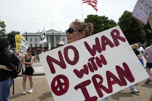 22일(현지시간) 미국 워싱턴 D.C. 백악관 앞에서 시위자들이 미국의 이란 공습을 비난하는 시위를 하고 있다. AP뉴시스