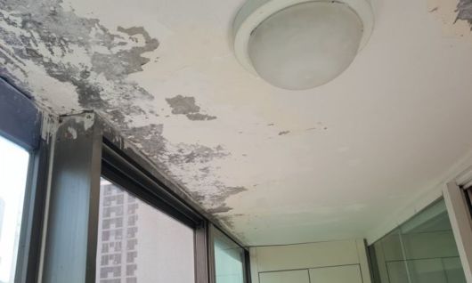 한 신축 아파트의 발코니 누수로 생긴 얼룩. 법무법인 하늘누리 제공