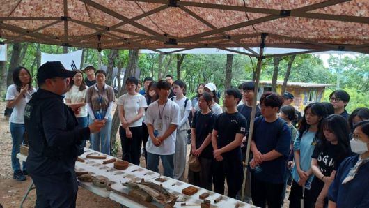 국방부 유해발굴단 오승래 발굴7팀장이 유해발굴 현장을 찾은 국방부 직원들에게 유해발굴 현장을 소개하고, 해당 지역의 지형 및 전사, 발굴유품 등을 설명하고 있다. 국방부 제공