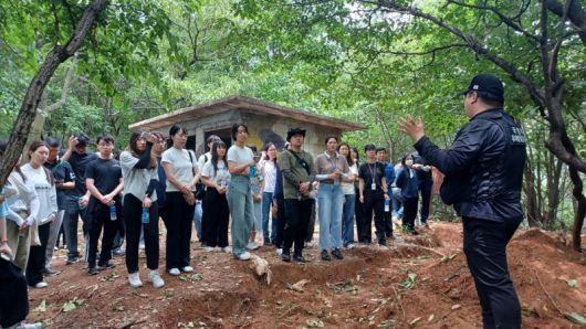 국방부 유해발굴단 오승래 발굴7팀장이 유해발굴 현장을 찾은 국방부 직원들에게 유해발굴 현장을 소개하고, 해당 지역의 지형 및 전사, 발굴유품 등을 설명하고 있다. 국방부 제공