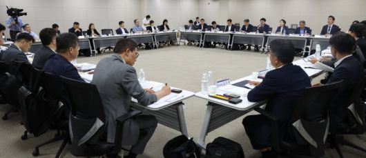 [세종=뉴시스] 강종민 기자 = 사진은 이한주 국정기획위원장이 지난 18일 오후 세종시 정부세종컨벤션센터에서 열린 경제2분과 중소벤처기업부 업무보고에서 발언하고 있는 모습. 2025.06.18. ppkjm@newsis.com /사진=뉴시스