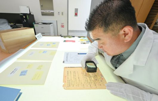 23일 충남 계룡대 육군기록정보관리단에서 열린 중요 역사기록물 복원사업 현장 공개에서 복원 관계관이 확대경을 이용해 보전 기록물의 손상도를 확인하고 있다. 사진=육군 제공