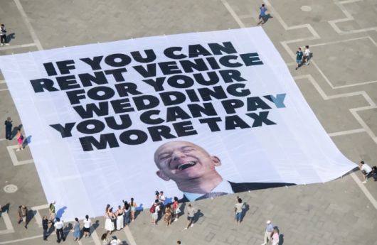 그린피스 이탈리아와 영국 저항단체 ‘모두가 일론 머스크를 싫어해’가 23일(현지시간) 베네치아 산마르코 광장에 펼친 대형 현수막. /사진=그린피스