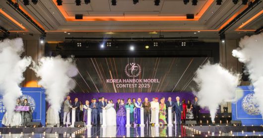 지난 21일 인천 영종도 인스파이어 복합리조트에서 열린 '2025 한복모델 선발대회'에서 정사무엘 조직위원장(오른쪽 일곱번째)을 비롯해 세계적인 유명 디자이너 이상봉씨(오른쪽 여섯번째), 세계 각국 주한대사 등 귀빈들이 개회식을 알리는 버튼을 누르고 있다. 한문화진흥협회 제공