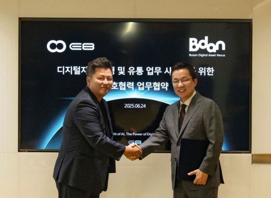 김상민 부산디지털자산거래소 대표(오른쪽)와 김진현 이에이트 대표가 24일 서울 송파구 이에이트 본사에서 업무협약을 체결하고 있다. 부산디지털자산거래소 제공