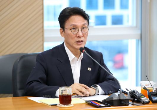 [대구=뉴시스] 이무열 기자 = 김민석 국무총리 후보가 20일 대구 수성구 대구디지털혁신진흥원에서 열린 AX 연구거점 조성을 위한 경청 간담회에서 인사말을 하고 있다. 2025.06.20. lmy@newsis.com /사진=뉴시스