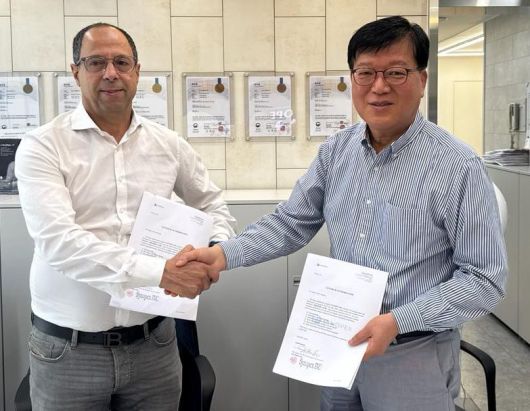 이진태 시노펙스 본부장(오른쪽)이 Hessane Mourad 프리메딕 대표와 지난 18일 시노펙스 방교동 사업장에서 본계약을 체결한 뒤 악수를 하고 있다. 시노펙스 제공