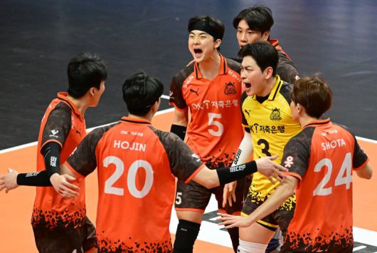 프로배구 OK저축은행 선수들이 지난 3월6일 안산상록수체육관에서 열린 도드람 2024~2025 V-리그 남자부 대한항공과의 경기에서 득점에 성공한 뒤 환호하고 있다. KOVO 제공