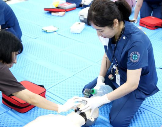 갑을구미재활병원에서 진행한 실전형 CPCR 교육 모습. 병원 제공
