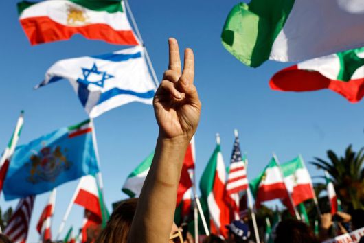 23일(현지시간) 미국 캘리포니아주 로스앤젤레스에서 이란의 '신정일치' 이슬람 정부 교체를 요구하는 시위대가 이스라엘 국기 등을 흔들고 있다.AFP연합뉴스