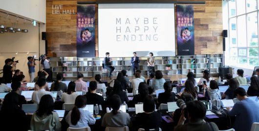 박천휴 작가가 24일 서울 중구 커뮤니티하우스 마실에서 열린 뮤지컬 ‘어쩌면 해피엔딩’ 토니상 6관왕 기자간담회에서 소감을 말하고 있다. ‘어쩌면 해피엔딩’은 지난 8일(현지시간) 열린 제78회 ‘토니 어워즈(Tony Awards)’ 시상식에서 뮤지컬 부문 작품상, 연출상, 각본상, 남우주연상, 음악상(작곡 및 작사), 무대디자인상 등 6개 부문상을 거머쥐었다. 뉴스1